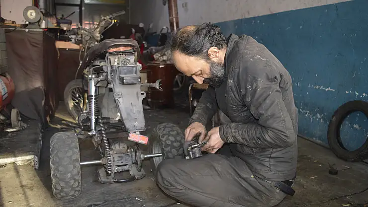 Ağrı'da kışın motosiklet kullanamayınca motosikletini ATV'ye dönüştürdü