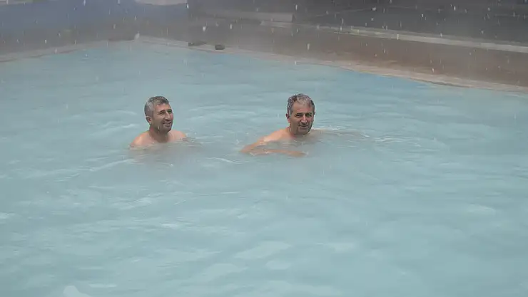 Kar yağışı altında havuz keyfi