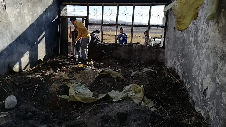 Ağrı'da evleri yanınca ortada kaldılar