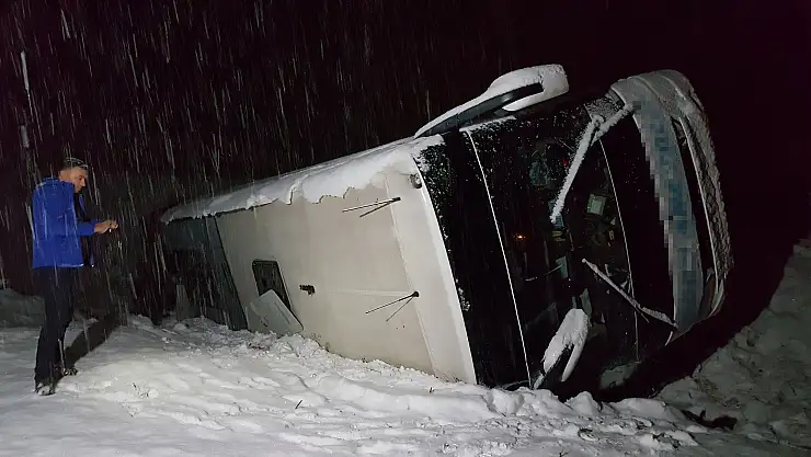 Ağrı'dan İzmir'e giden yolcu otobüsü devrildi
