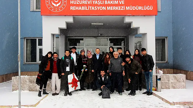 Ağrı'da öğrenciler huzur evini ziyaret etti