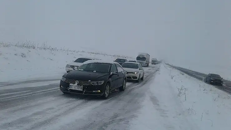Ağrı'da uluslararası karayolunda tırlar mahsur kaldı