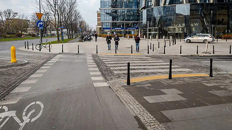 Bu kaldırım kirli havayı yVarşova'da kirli havayı emen kaldırım yapıldı. Başkentin işlek yerlerinden Daszynskiego Kavşağı'na döşenen kaldırım taşlarının kirli havanın yüzde 30'unu emdiği kaydedildi.