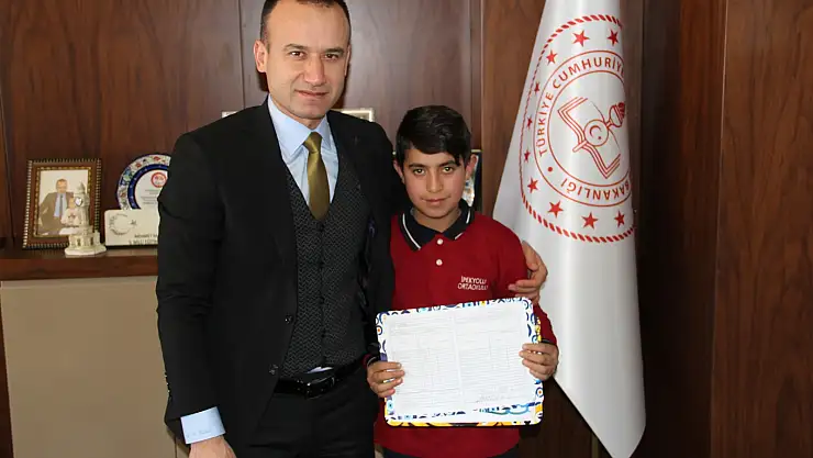 Karnesini Aldığı gibi Milli Eğitim Müdürüne koştu
