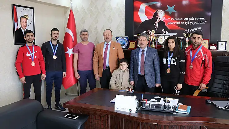 Ağrı'da başarılı sporcular Gençlik ve Spor İl Müdürünü ziyaret etti