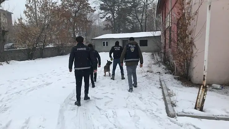 Ağrı'da Narkotik Madde Arama Köpeği ile uyuşturucu araması
