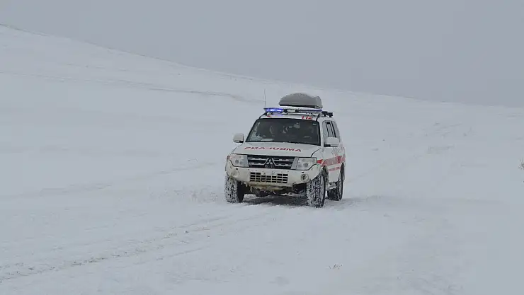 Ağrı'da kar köy yollarını kapadı, ekipler hastalar için seferber oldu