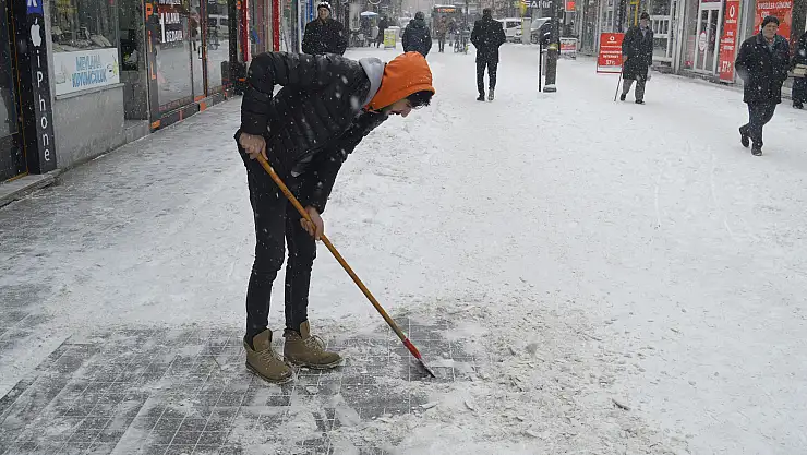 Ağrı'da kar yağışı sürüyor
