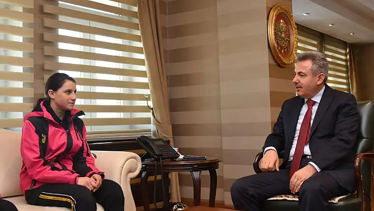 Özel sporcu Reşan Çetrez, Vali Elban'ı Ziyaret Etti