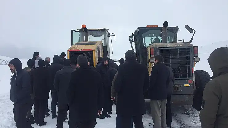 Cenaze aracı tipide mahsur kaldı