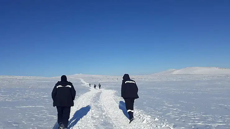 Ağrı'da Üç kişilik elektrik arıza ekibi ve bir gazeteci kurtarılmayı bekliyor