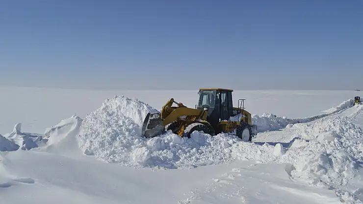 Ağrı'da köy yolarını açma çalışmaları sürüyor