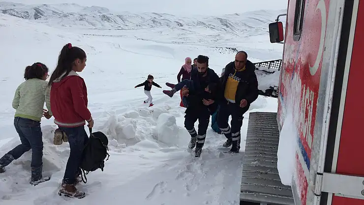 Ağrı'da yolu kapanan köyde mahsur kalan hasta çocuk kurtarıldı