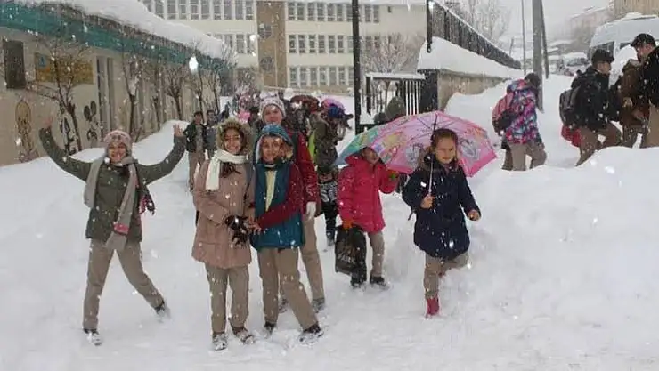 O ilçelerde okullar tatil edildi