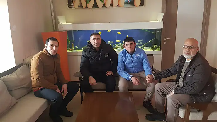 Ağrı'da itfaiye ekipleri sokakta kalan çocuğa sahip çıktı