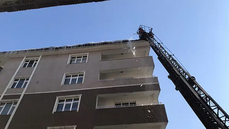 Çatılardaki tehlike temizleniyor