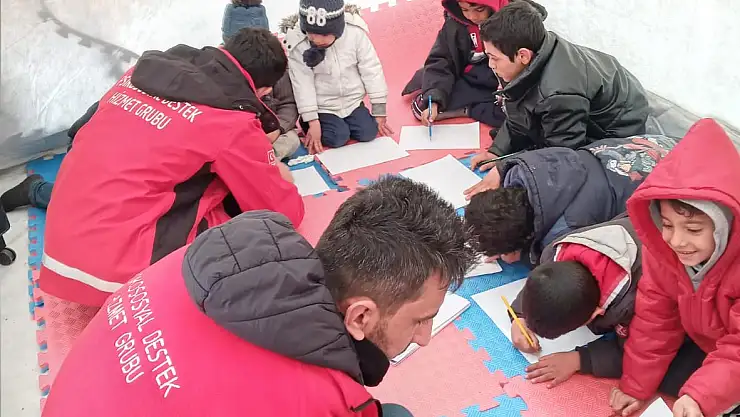Ağrı'dan giden ekip, depremzede çocuklarının gönüllerine dokunuyor
