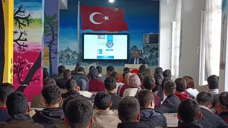 5 Soru 5 Cevap Konferansı Edremit'te Gençlerle B buluştu