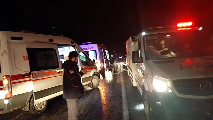 Ağrı'dan dönen öğrenci ve öğretmenler Botan Çayı'nda mahsur kaldılar