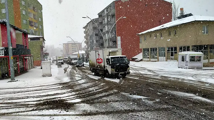Ağrı'da aniden bastıran kar yağışı sürücülere zor anlar yaşattı