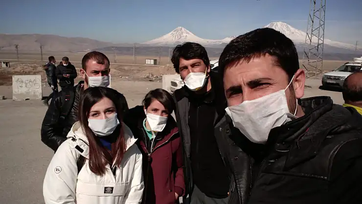 Sınıra giden gazetecilerden Corona Önlemi