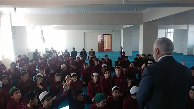 Ağrı'da küçük hafızlara konferans verildi