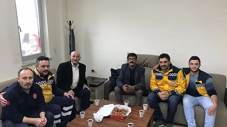 Vatandaşlardan 112 çalışanlarına tatlı ikramı