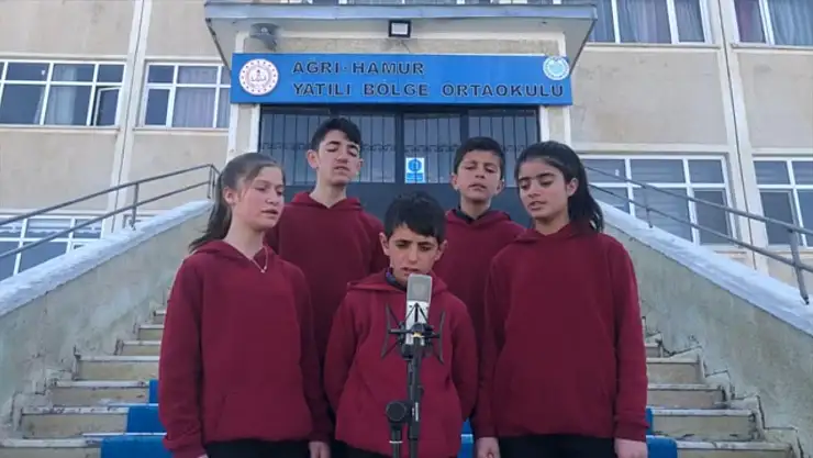 Hamur Yatılı Bölge Ortaokulu öğrencilerden Çanakkale Türküsü