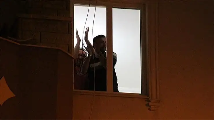 Ağrı sağlık çalışanlarına destek için alkış tuttu