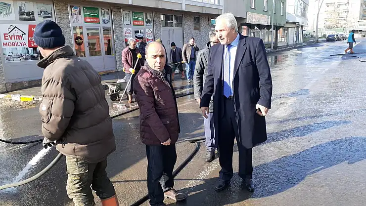 Eleşkirt Belediyesi Cadde ve Sokakları Yıkadı