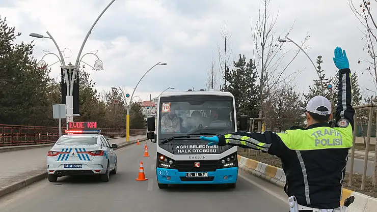 Ağrı'da polis, koronavirüs tedbirleri kapsamında otobüsleri denetledi