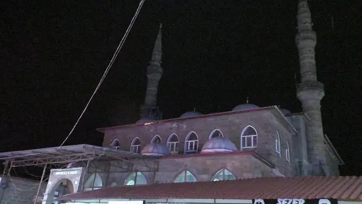 Ağrı'da camilerde yatsı ezanının ardından dualar yükseldi