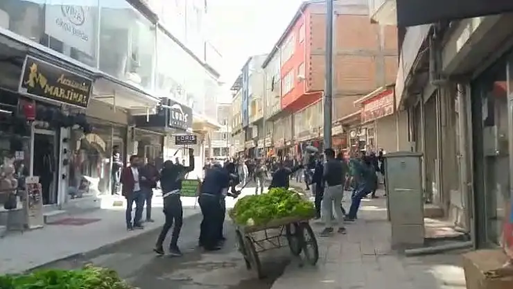 Doğubayazıt'ta zabıta ve seyyar satıcılar arasında kavga çıktı
