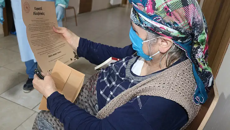 Kasapoğlu, karantinada kalan vatandaşlara kitap ve mektup gönderdi