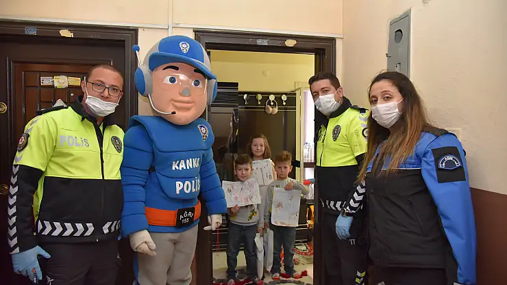 Kanka polis, evde kalan çocuklara hediyeler götürdü