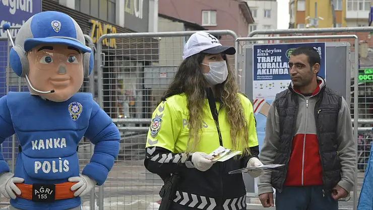 Polisler broşür dağıtarak vatandaşları bilgilendirdi