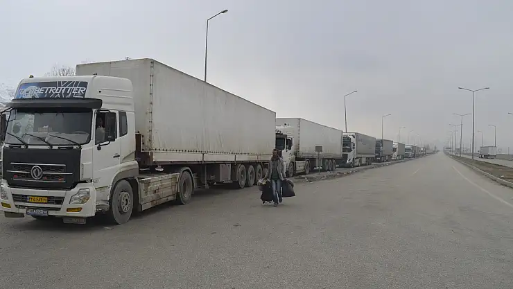 İran'dan Ağrı'ya girmek için bekleyen tırların ülkeye giriş sorunu çözüldü