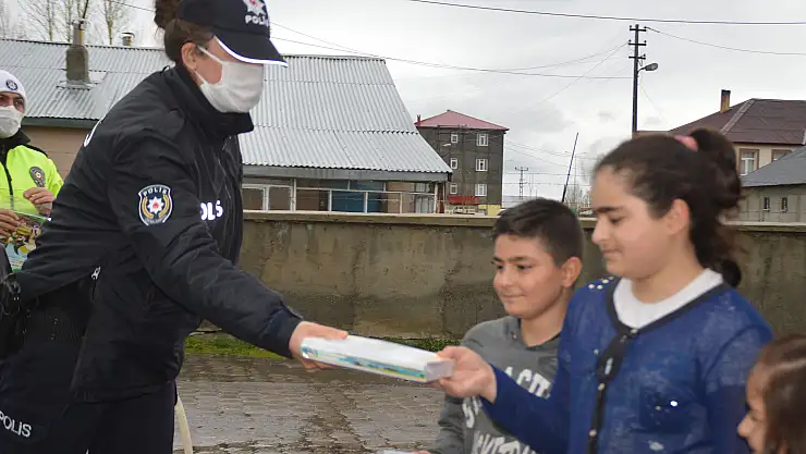 Eleşkirt Emniyetinden çocukları sevindiren ziyaret