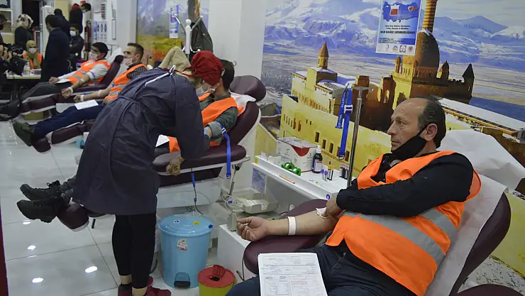 Ağrı'da Kızılay'a kan bağış kampanyası devam ediyor