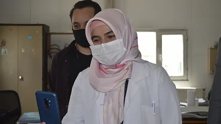 Yanına gidemediği oğlunun doğum gününü sağlık ocağında kutladı