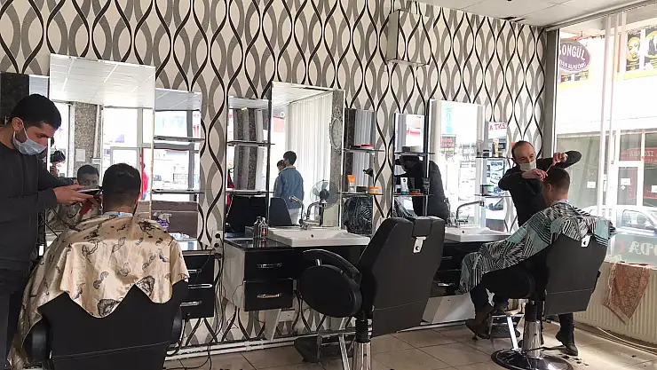 Yasak kalktı, vatandaşlar kuaförlere koştu