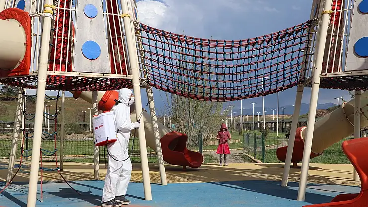 Ağrı'da parklar çocuklar için dezenfekte edildi