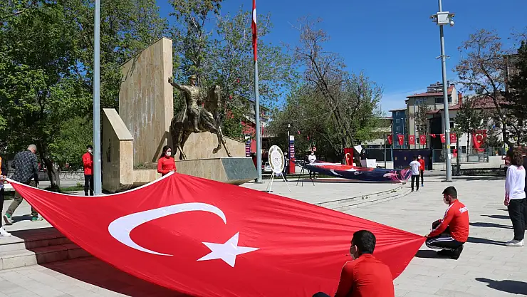 Ağrı'da 19 Mayıs Sosyal Mesafeli Kutlandı