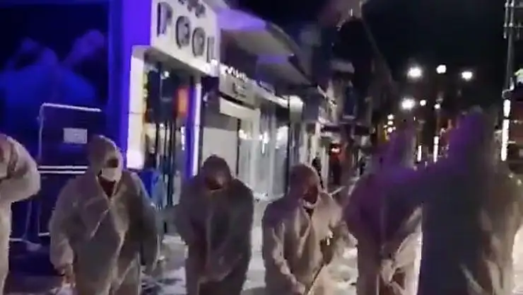 Ağrı Belediyesi halay çekerek cadde ve sokakları yıkadı
