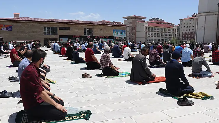 Ağrı'da sosyal mesafeli ilk cuma namazı kılındı
