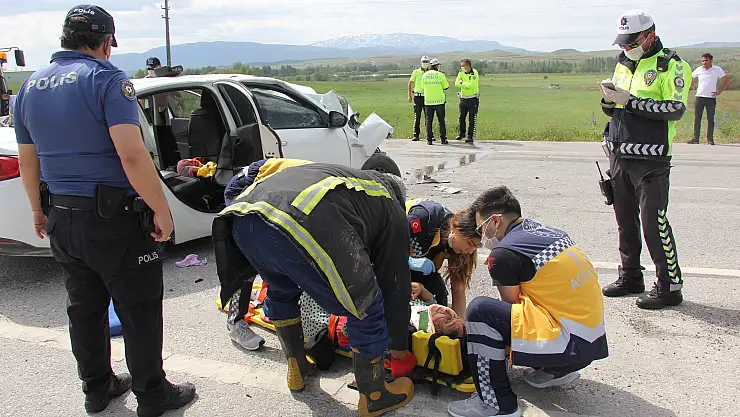 Denizli'den Ağrı'ya gelirken kaza geçirdiler