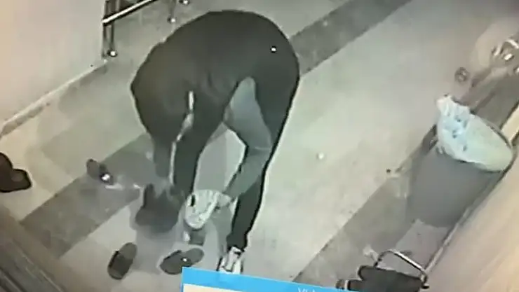 Ağrı'da ayakkabı çalan hırsız, kameraya yakalandı