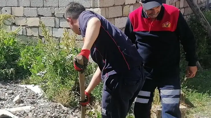 Ağrı'da kuyuya düşen yavru köpeği itfaiye kurtardı