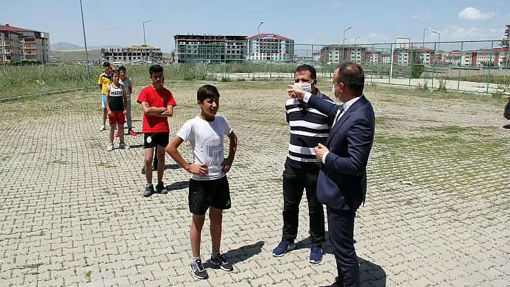 Ağrı Milli Eğitim Müdürü Tekin, yetenek sınavına hazırlanan öğrenciye destek oldu