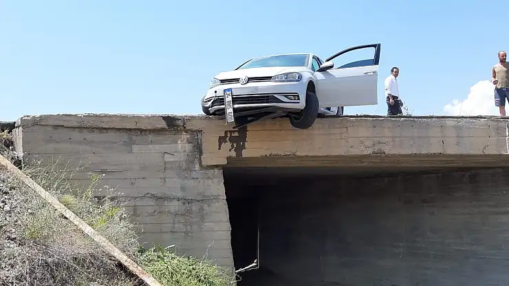 Kaza yapan otomobil köprüde asılı kaldı